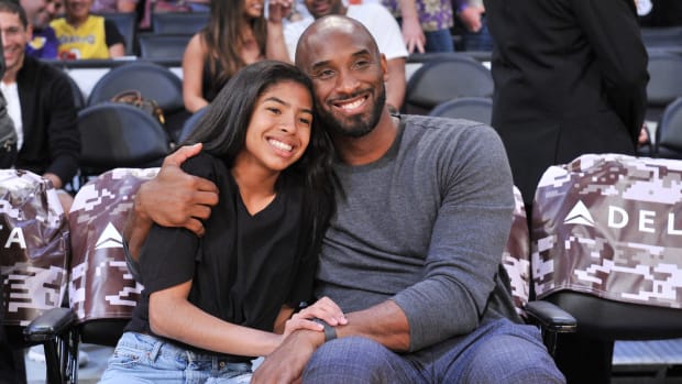Kobe Bryant and his daughter Gianna at a Lakers game.