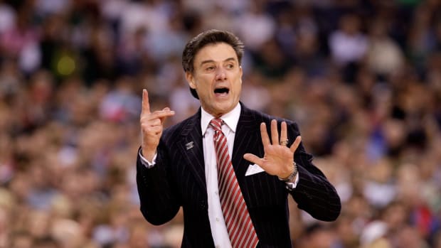 Rick Pitino makes a funny face as he coaches against Arizona.