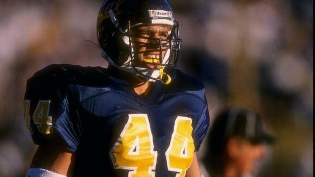 Tony Gonzalez playing college football at Cal.