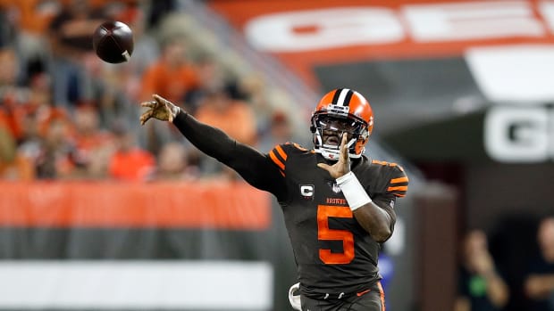 Tyrod Taylor throws a ball for the Cleveland Browns.