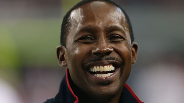 desmond howard smiles on the field before a game against alabama