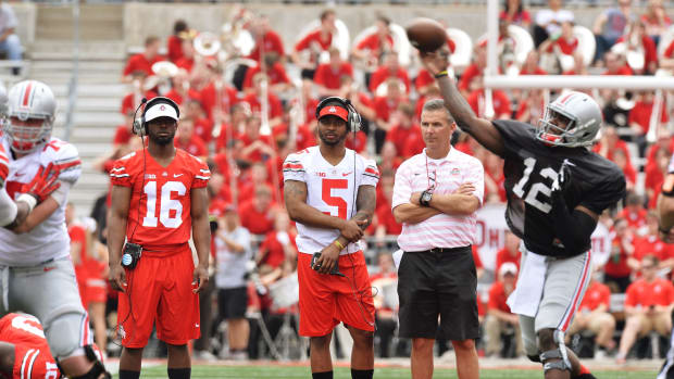 Cardale Jones throwing a pass at an Ohio State football practice.