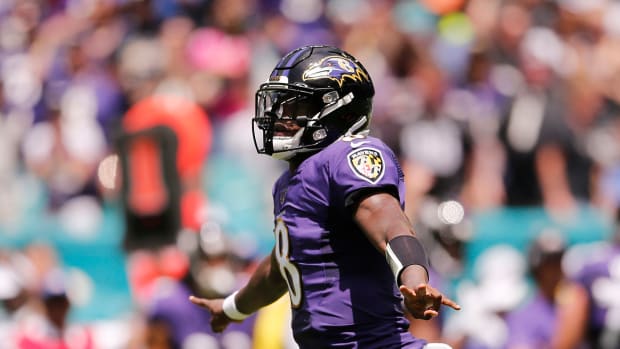 Lamar Jackson throws a touchdown pass to Hollywood Brown during a Baltimore Ravens game.