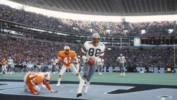Former Dallas Cowboys wide receiver Drew Pearson catches a touchdown.
