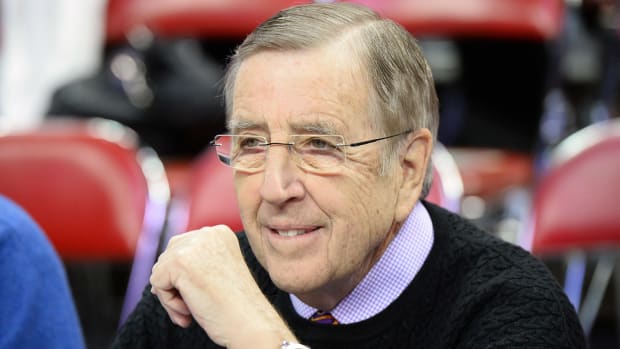 Brent Musburger calls a college basketball game.