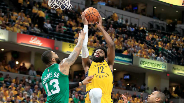 Tyreke Evans tries to score as a member of the Indiana Pacers.