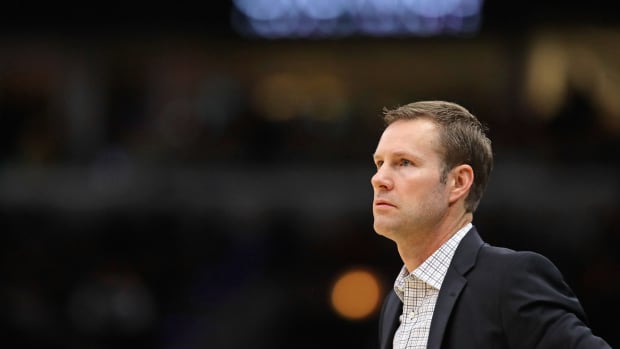 A general photo of Fred Hoiberg during a Bulls game.