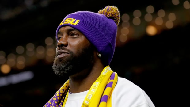 Randy Moss in LSU gear supporting his son Thaddeus Moss at the national championship.