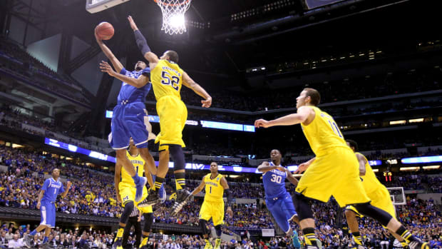 Kentucky and Michigan play during NCAA Tournament.