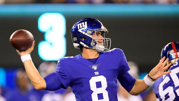 Daniel Jones throws a pass for the New York Giants.