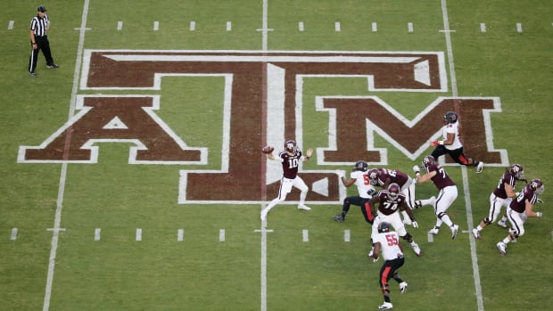 Texas A&M QB Kyle Allen dropping back for a pass.