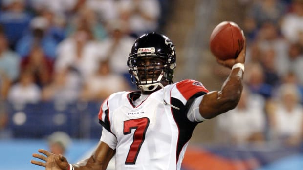 Michael Vick throwing a pass.