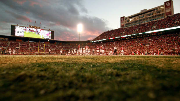 A general view of an Oklahoma Sooners football game.