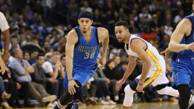 Seth Curry escapes brother Steph Curry.