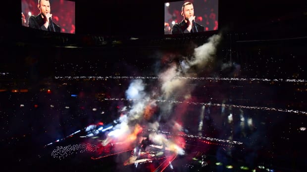 maroon 5 performs at halftime of the super bowl