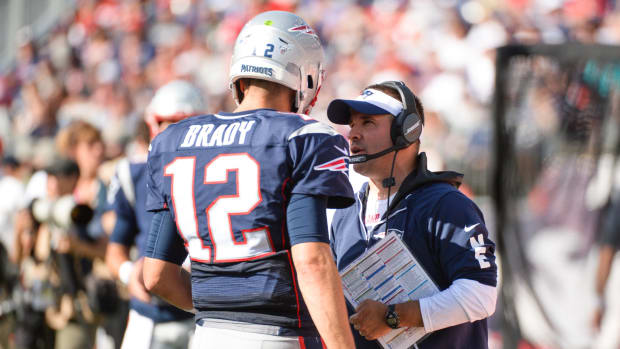 Josh McDaniels talks to Tom Brady.