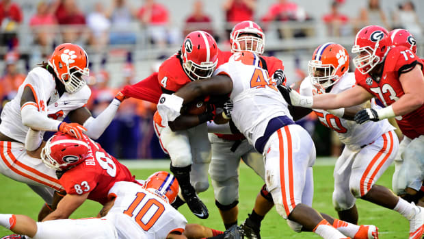 Clemson and Georgia face off in a college football game.