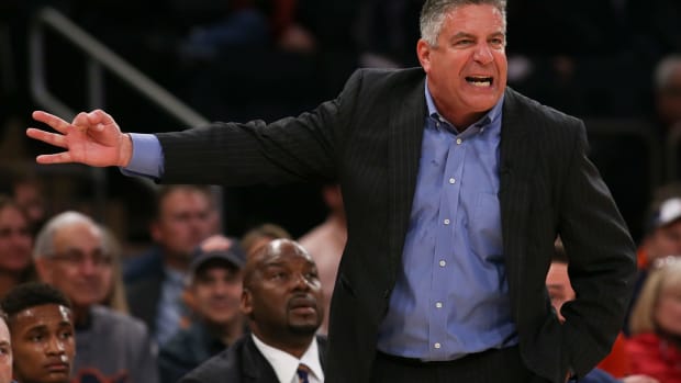 Bruce Pearl calls out a play for Auburn.