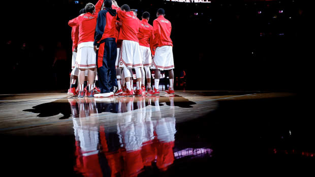 The Ohio State basketball team huddled up before a game.
