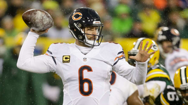 Chicago Bears quarterback Jay Cutler throwing a pass.