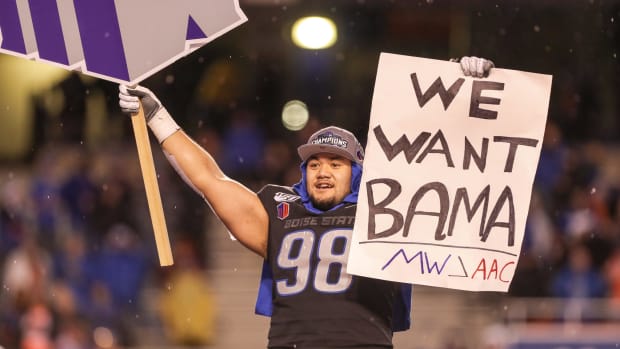 Boise State star Sonatane Lui holding a "We Want Bama" sign.