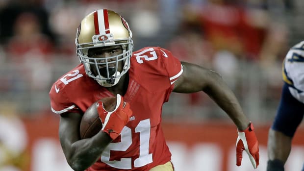 Frank Gore running the ball for the 49ers.