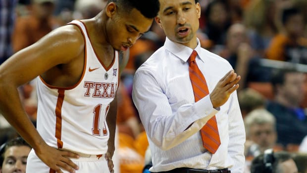 Shaka Smart talking to one of his Texas players.