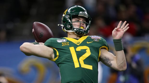 Baylor quarterback throws a pass in the Sugar Bowl.