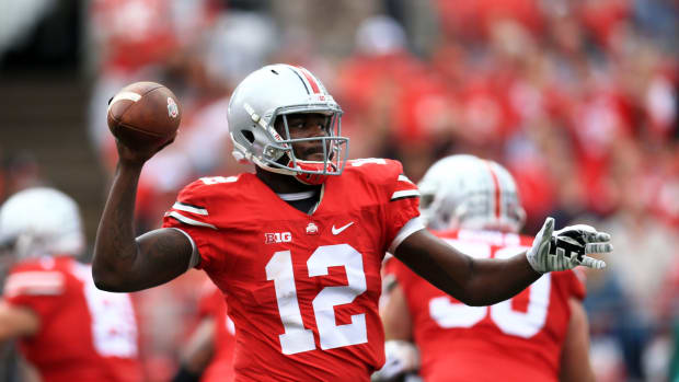 Cardale Jones throwing a pass during an Ohio State football game.