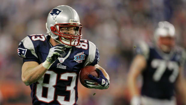 Wes Welker running with the football for the Patriots.