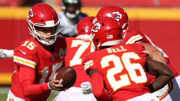 Patrick Mahomes hands off to Le'Veon Bell of the Kansas City Chiefs.