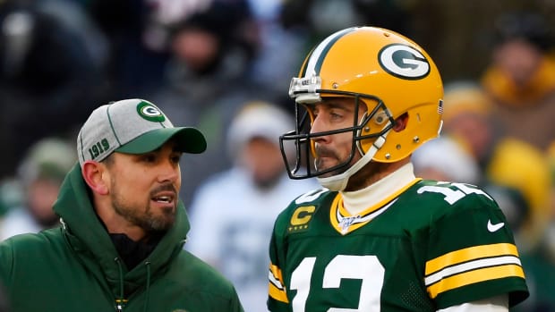 Aaron Rodgers and Matt LaFleur discuss a play on the Green Bay Packers sideline.