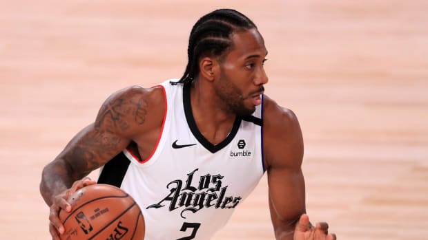 Kawhi Leonard dribbling for the Clippers.