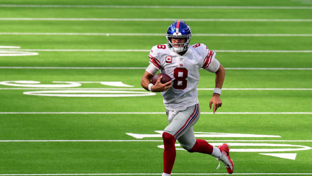 New York Giants v Los Angeles Rams: quarterback Daniel Jones runs.