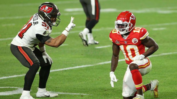 Antoine Winfield Jr. holds up two fingers and taunts Tyreek Hill.