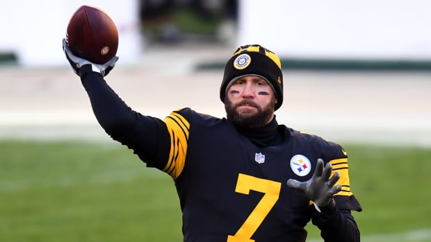 Ben Roethlisberger throws the football for the Steelers.