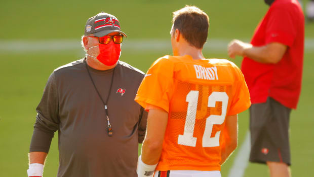 Tampa Bay Buccaneers coach Bruce Arians speaks to Tom Brady at practice.