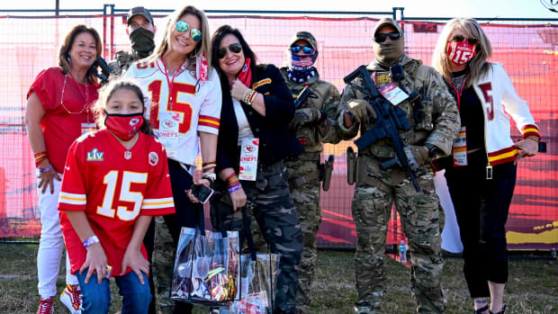 Randi Mahomes poses for a picture with relatives.