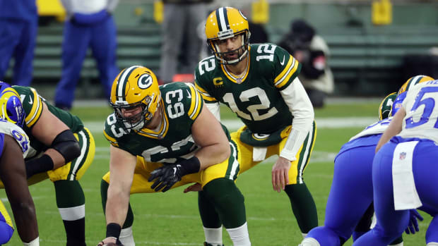 Corey Linsley prepares to snap the ball to Aaron Rodgers