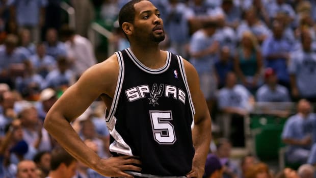 Robert Horry with his hands on his hips