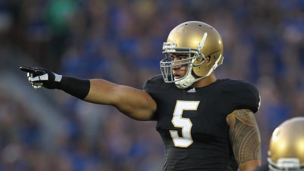 Manti Te'o pointing while wearing a Notre Dame football uniform.