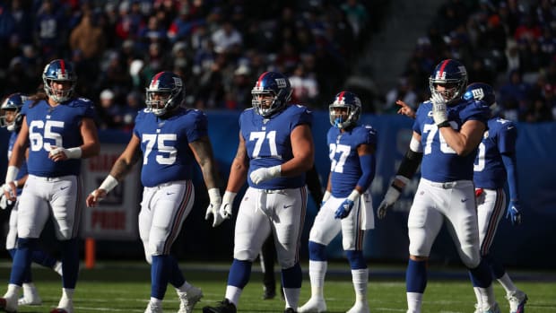 Nate Solder and the New York Giants offensive line during an NFL game.