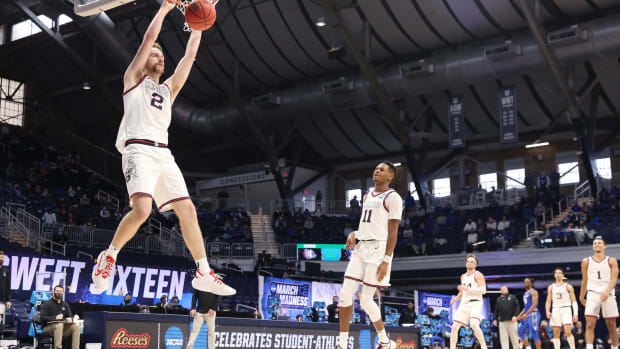 Drew Timme #2 of the Gonzaga Bulldogs dunks the ball in a college basketball game.