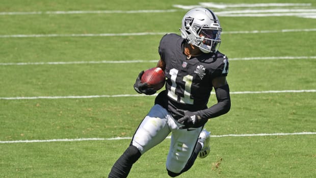 Henry Ruggs runs with the ball for the Las Vegas Raiders.