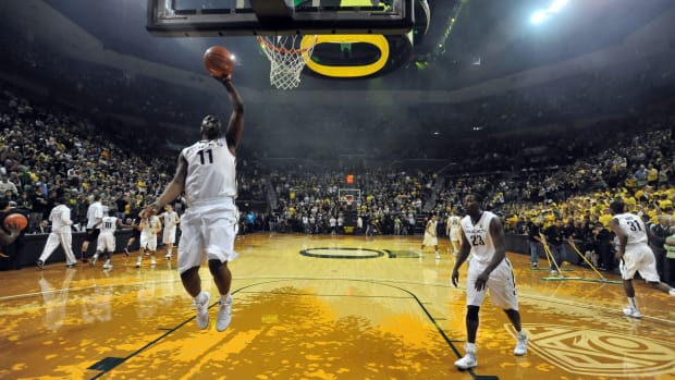 Oregon's players warm up ahead of a game against USC.