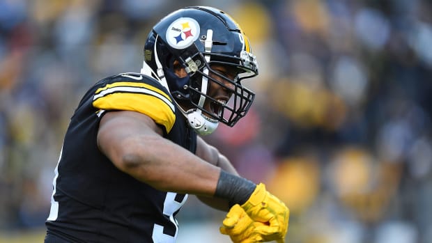 Pittsburgh Steelers defensive lineman Stephon Tuitt flexes after a play.