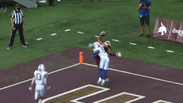 Texas State player makes absurd catch during college football Week 1 of 2020 season.