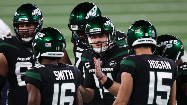 Sam Darnold with his New York Jets teammates in a huddle.