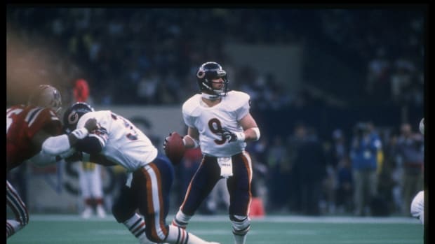 Jim McMahon playing for the Chicago Bears.