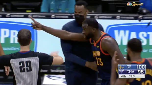 Draymond Green argues a call with refs during a Warriors vs. Hornets game.